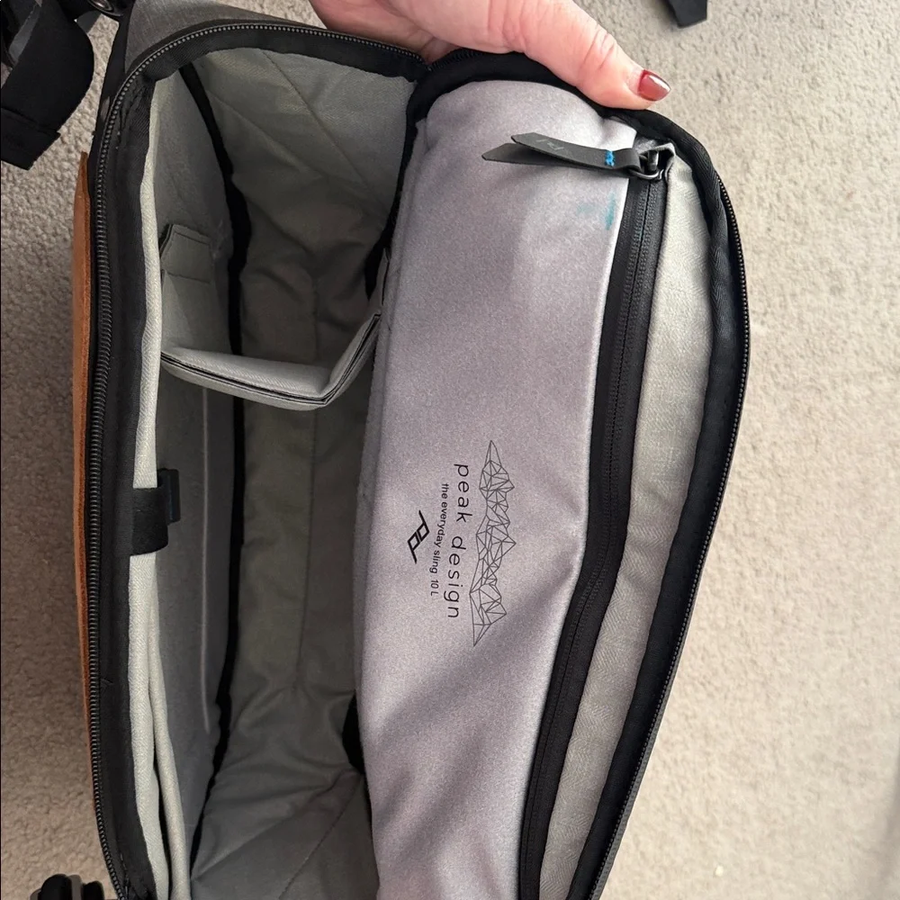 Sleek Gray Men's Messenger Bag - Picture 3 of 7